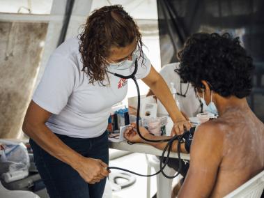 Médicos Sin Fronteras brinda atención humanitaria a migrantes tras cruzar el Darién.