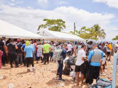 Migrantes represados en Necoclí.