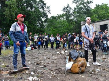 Migrantes esperando la salida hacia Capurganá.