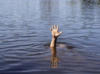 Los rescatistas hicieron todo para rescatar a los dos pescadores, pero los globos impidieron que pudieran ver a los jóvenes ente la millonada de globos flotando en el lago.