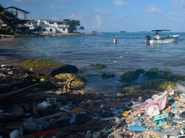 Zonas como San Andrés e Islas del Rosario, tienen una gran contaminación a causa de actividades como el turismo, que deja grandes cantidades de residuos de plástico.