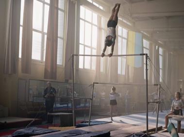 Una gimnasta ucraniana, exiliada en Suiza, trabaja para conseguir una plaza en el Centro Nacional de Deportes del país.
