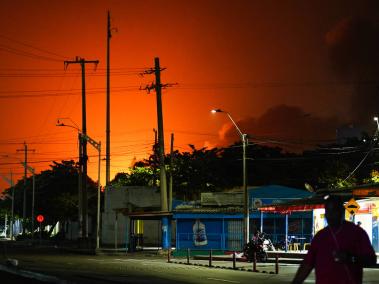 Imágenes nocturnas del voraz incendio del 21 de diciembre en Vía 40, en el norte de Barranquilla.