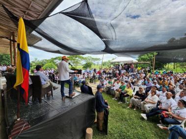 El presidente Gustavo Petro les entregó 600 hectáreas de la hacienda Támesis, que fue de Carlos Castaño, a campesinos.