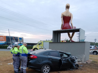 Trágico choque de carro contra escultura en glorieta del aeropuerto Alfonso Bonilla.