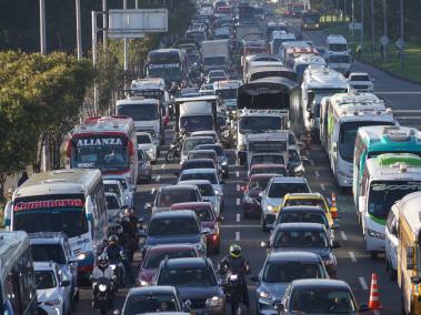 Carril exclusivo para rutas escolares  en la autopista norte .  Monumental trancón en la autopista norte por apertura de carril exclusivo para rutas escolares hoy 25 de enero del 2023. Foto MAURICIO MORENO EL TIEMPO CEET