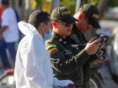 Barranquilla, Colombia, 30 de Enero de 2023. Oficiales de la Sijin recopilan evidencias en el lugar de la masacre que se efectuó en el barrio El Santuario al sur occidente de la ciudad, donde cuatro personas fueron asesinadas. El hecho ocurrió en la carrera 8 con calle 52, en la Tienda y Estadero la 8 mientras se transmitía el partido de Junior FC contra el DIM. Un policia resultó muerto. Foto Vanexa Romero/ETCE