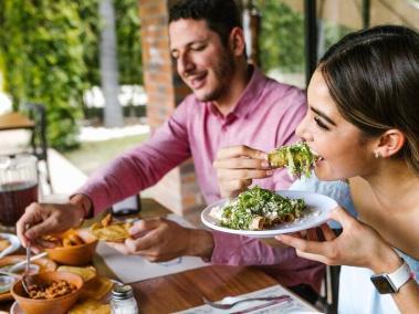 BBC Mundo: Una pareja joven comiendo comida mexicana.