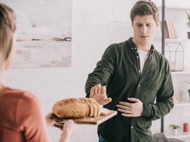 El pan es uno de los alimentos con gluten que debe evitar si es celiaco.