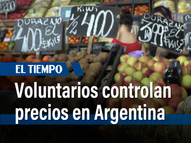 Residente trata de pasar desapercibida en un supermercado para revisar precios y controlar el cumplimiento de un acuerdo para contener la inflación.