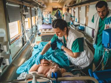 MSF puso en marcha el “tren medicalizado”. El vehículo fue adaptado para funcionar como una ambulancia gigante.