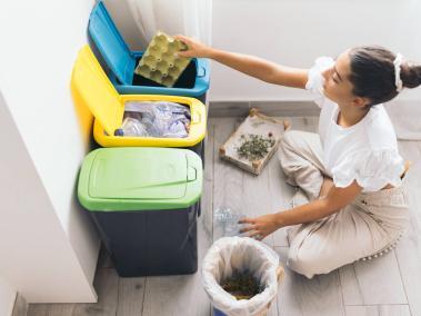 Reciclar ayuda a disminuir la contaminación del aire y el agua.