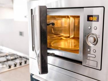 Un horno de microondas utiliza microondas de alta frecuencia para calentar los alimentos.