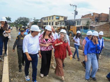 Ministra de Vivienda, Ciudad y Territorio, Catalina Velasco en recorrido con alcalde y funcionarios de Cali