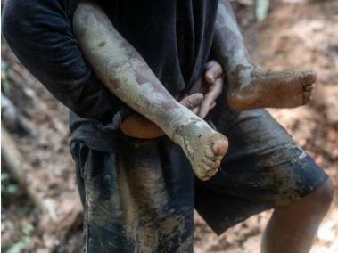 Niños migrantes dicen haber visto muertos durante su travesía por el Darién.