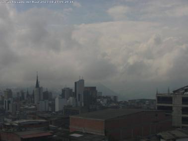 Volcán Nevado del Ruiz desde la sede en Manizales del Servicio Geológico Colombiano en la mañana de este 27 de abril.