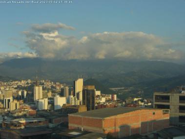 Imágenes del SGC revelan columna de ceniza del volcán Nevado del Ruiz en Manizales.