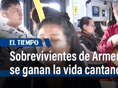 Sobrevivientes de Armero se ganan la vida cantando en TransMilenio