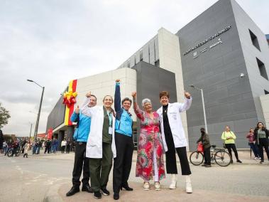 La alcaldesa Claudia Lópeaz y el secretario de Salud, Alejandro Gómez, inauguraron la torre de urgencias del Hospital de Kennedy.