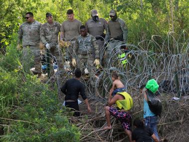 Migrantes intentan llegar a EE.UU.