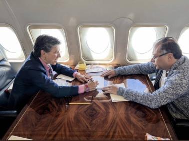 Gustavo Petro y Claudia López durante el viaje a San José del Guaviare.