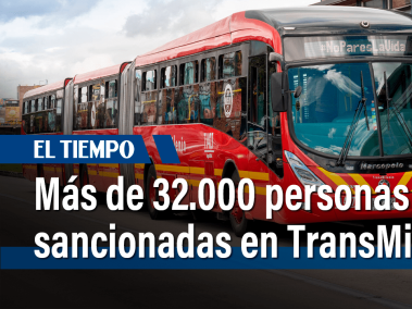 Ni salón de belleza, ni dormitorio, ni bar, ni transporte de carga, son los articulados de TransMilenio. La falta de cultura ciudadana y la imprudencia se han tomado los buses y estaciones del sistema. En videos han quedado registrados varios usuarios que no respetan las normas de convivencia, ni el espacio de los demás. En lo corrido del año se han impuesto más de 30 000 comparendos por cometer faltas dentro del sistema