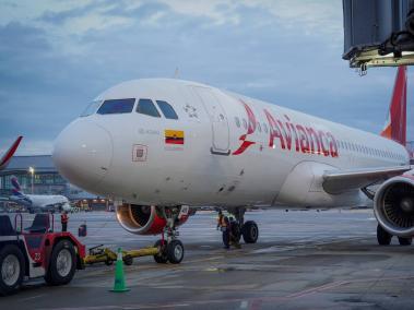 El tractor encargado de empujar el avión se desprende del aparato y se aleja para dejar a la tripulación al mando de la aeronave para despegar.