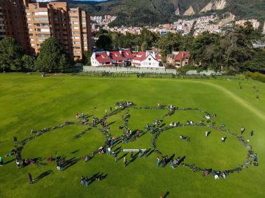 Bicicleta humana conformada por ciclas junto a sus dueños en el parque el Country.