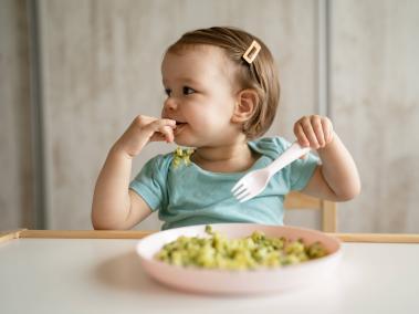 A los dos años, los bebés pueden comer verduras cocidas en porciones pequeñas.