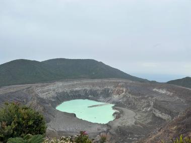 Vista del cráter del volcán Poás, en Costa Rica.