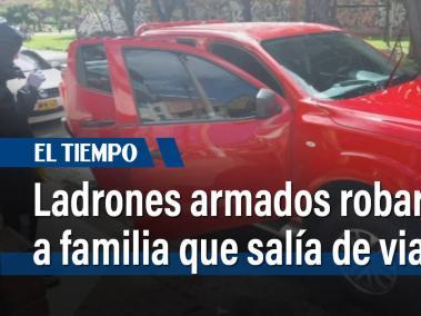 Ladrones armados robaron a familia que salía de viaje