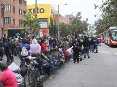 Protestas y bloqueos en la av. Caracas con calle 53 con afectación a transmilenio, por parte de varias asociaciones de recicladores alrededor de 300 personas con niños.