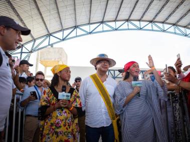 El presidente Petro recorrió las calles de Nazareth, en La Guajira, junto con su equipo de gobierno.