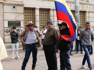 Los arroceros protestan ante el Ministerio de Agricultura por el posible desmonte del incentivo al almacenamiento del arroz.