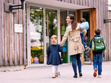 El reconocimiento de los nuevos tipos de familia y la extensión de licencias de maternidad más allá de la ley, promueven la igualdad y ayudan a la mujer a derribar techos y escaleras de cristal.