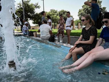 Turistas se refrescan en una fuente de Tesalónica mientras Grecia sufre una ola de calor.