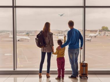 Será necesario un permiso de salida otorgado por los padres o por el padre que no viaja con el menor.