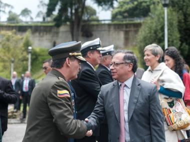 Gustavo Petro saluda al director de la Policía a su llegada al puente de Boyacá.