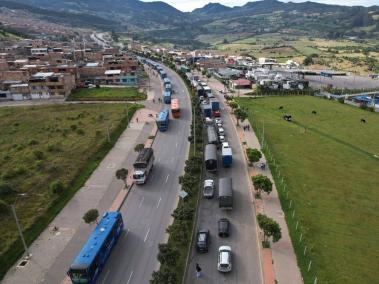 Movilidad afectada por derrumbes en la vía al Llano.