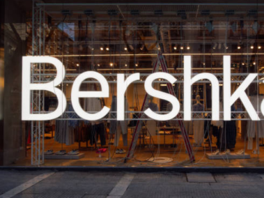 Bershka es parte de Inditex, un grupo que fabrica, vende y distribuye artículos de moda.