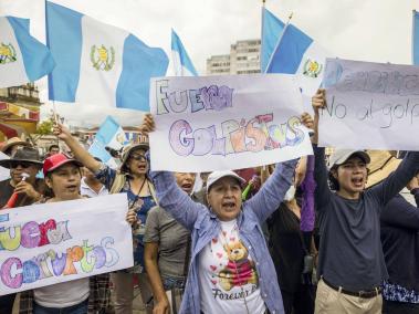 Tras el anuncio de que puede estar sufriendo un golpe de Estado, cientos de guatemaltecos salieron a defender la elección del socialdemócrata Bernardo Arèvalo.