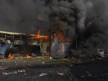 Humo tras un ataque ruso contra un mercado en Kostyantynivka.