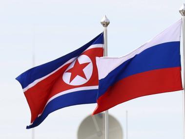 Las banderas de Corea del Norte y Rusia ondean durante una visita del presidente ruso Putin y el líder norcoreano Kim Jong-un.