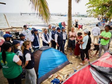 El defensor Carlos Camargo viajó a Necoclí (Antioquia) para conocer la situación de los migrantes que buscan cruzar por el Darién. Fotos: 21/09/2023