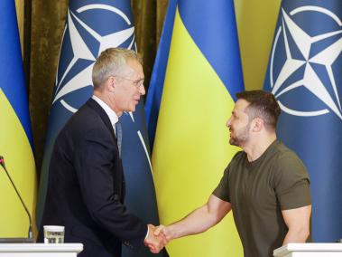 El secretario de la Otán, Jens Stoltenberg (izquierda), saluda al presidente Zelenski.