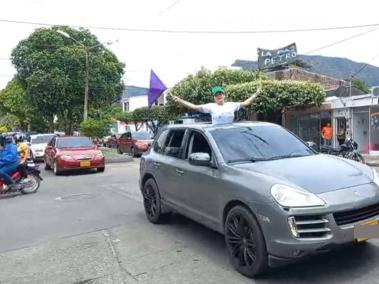 Esta es la camioneta Porsche que apareció en las movilizaciones políticas de la campaña Petro en Yopal.