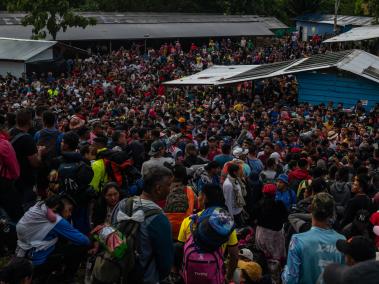 NYT: Más de 2 mil personas se reúnen cada mañana en el campamento de Las Tecas en Colombia, donde inician una caminata por la selva con la esperanza de llegar a EU.