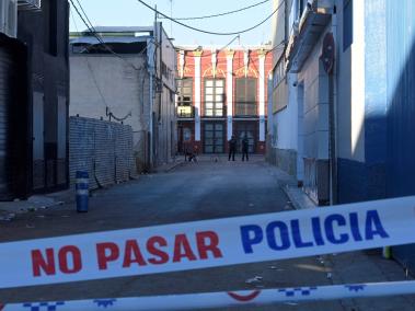 Agentes de policía bloquean el acceso tras un incendio en una discoteca en Murcia.