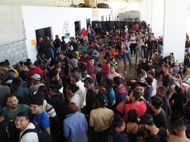 Migrantes en la estación de autobuses de la ciudad de Juchitán, estado de Oaxaca.