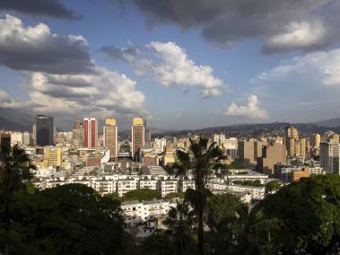 Caracas es una ciudad llena de naturaleza, que contrasta con sus altas construcciones.